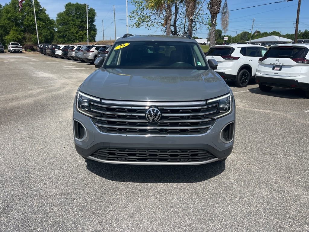 Used 2025 Volkswagen Atlas SE w/ Black Wheel Package image 2