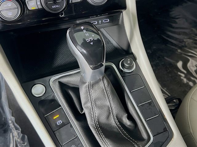 Used 2023 Volkswagen Jetta SE w/ Panoramic Sunroof Package FWD image 24