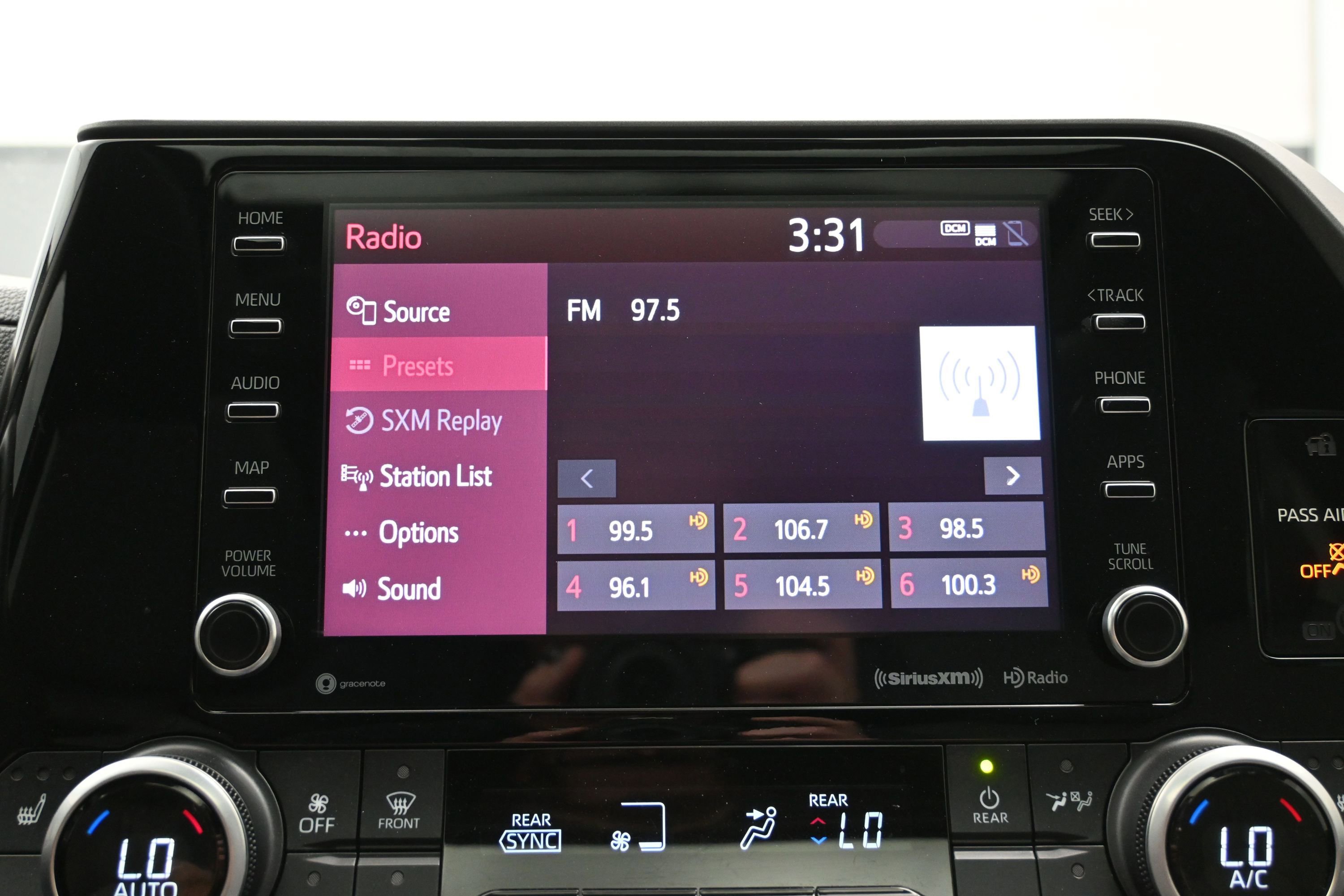Used 2021 Toyota Highlander XLE AWD/4WD image 31