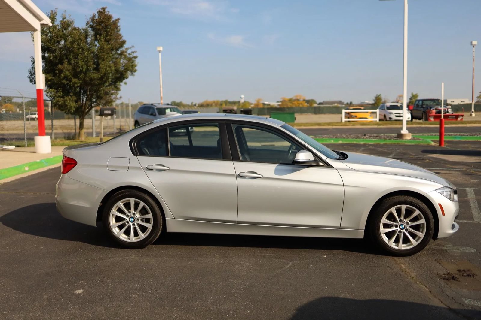 Used 2018 BMW 320i xDrive Sedan w/ Convenience Package AWD/4WD image 4