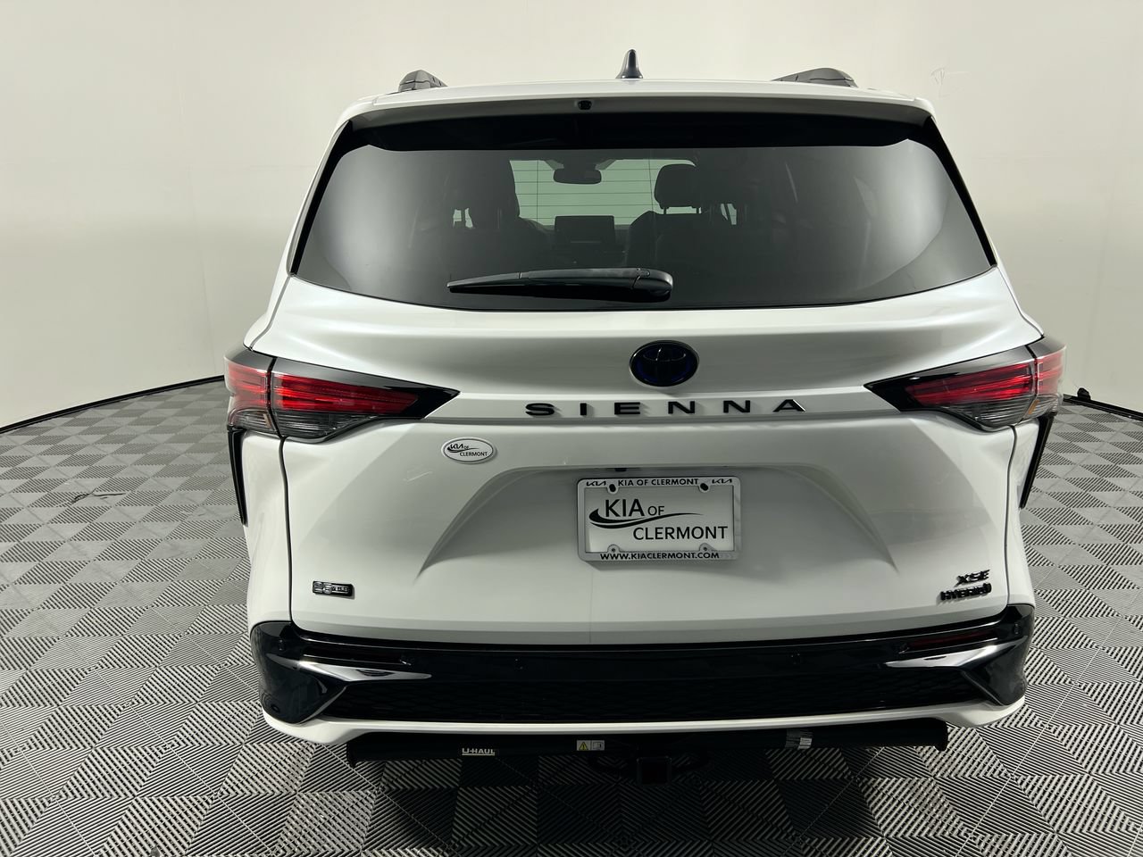 Used 2023 Toyota Sienna XSE FWD image 4