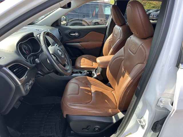 Used 2019 Jeep Cherokee Overland w/ Technology Group AWD/4WD image 15
