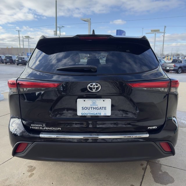Used 2023 Toyota Highlander L image 4