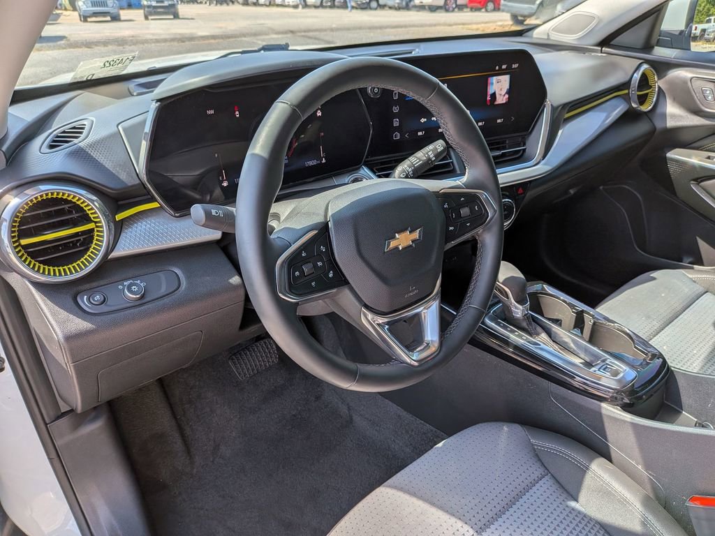 Used 2025 Chevrolet Trax LT w/ Driver Confidence Package FWD image 29