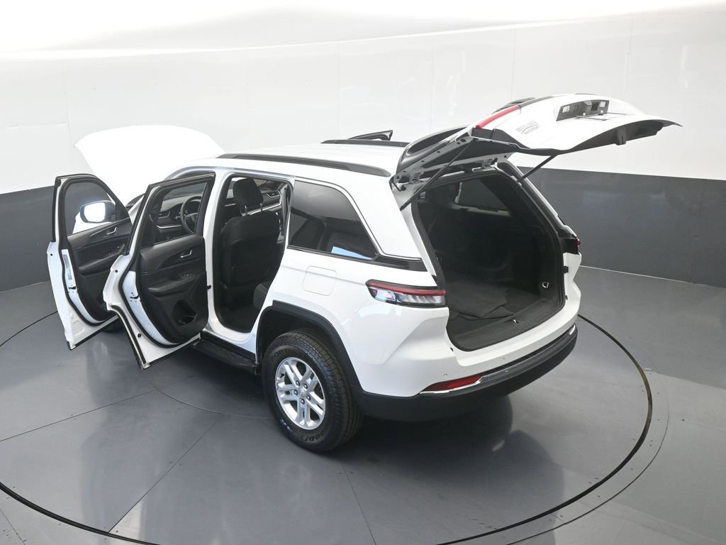 Used 2025 Jeep Grand Cherokee Laredo image 38