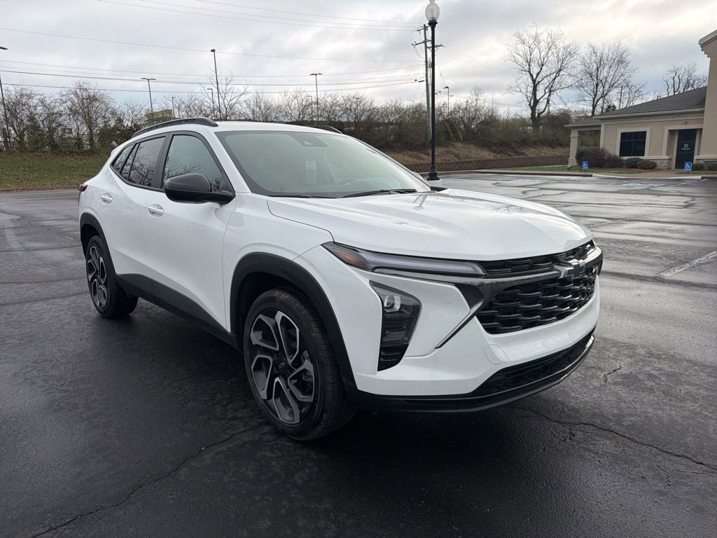 Used 2025 Chevrolet Trax RS w/ Sunroof Package image 2