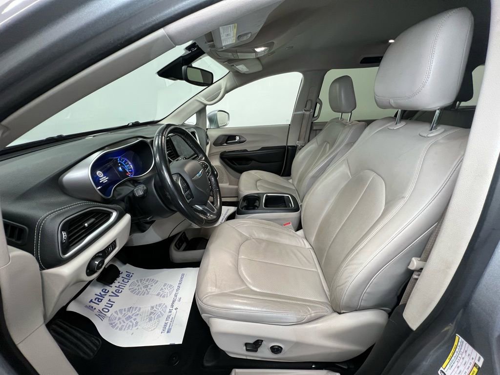 Used 2021 Chrysler Pacifica Touring-L image 4