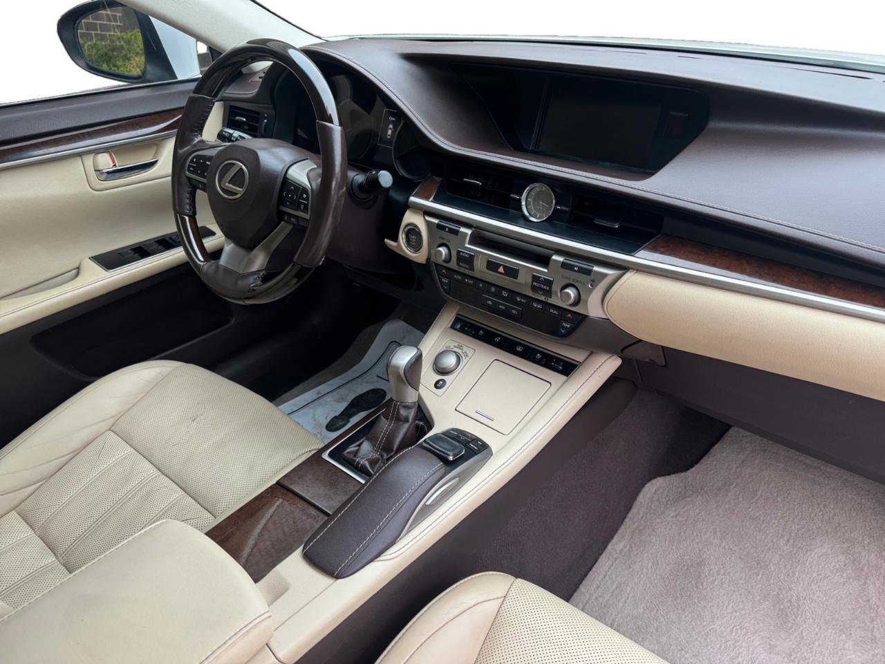 Used 2017 Lexus ES 350 w/ Luxury Package FWD image 4