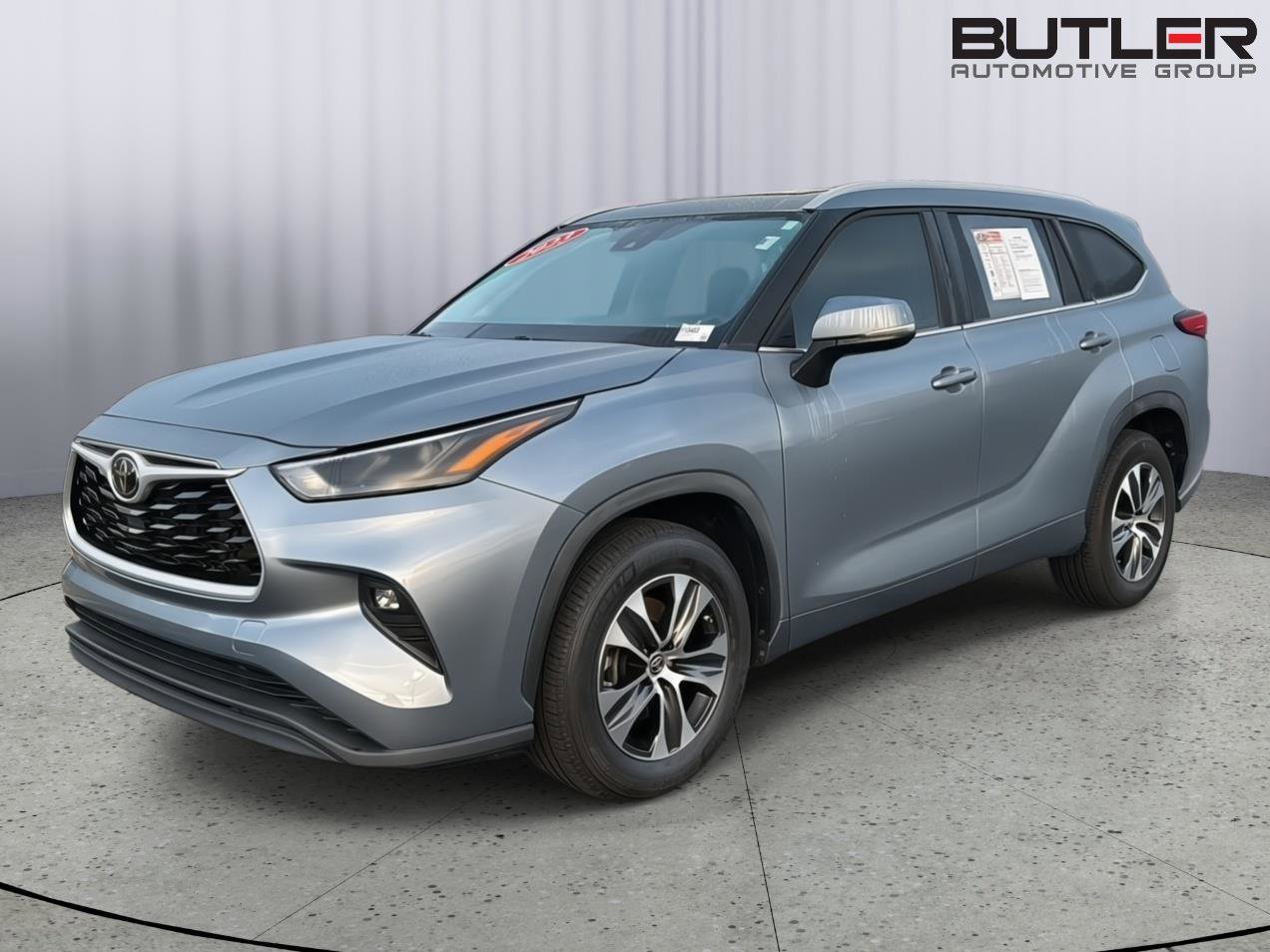 Used 2023 Toyota Highlander XLE FWD image 2