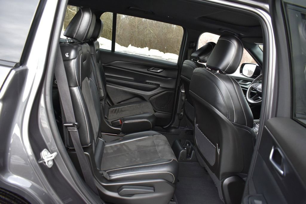 Used 2024 Jeep Grand Cherokee L Altitude image 27