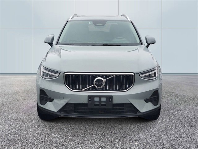 Used 2025 Volvo XC40 B5 Core image 2