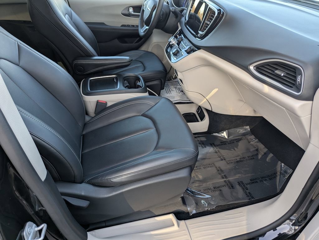 Used 2024 Chrysler Pacifica Touring-L image 46
