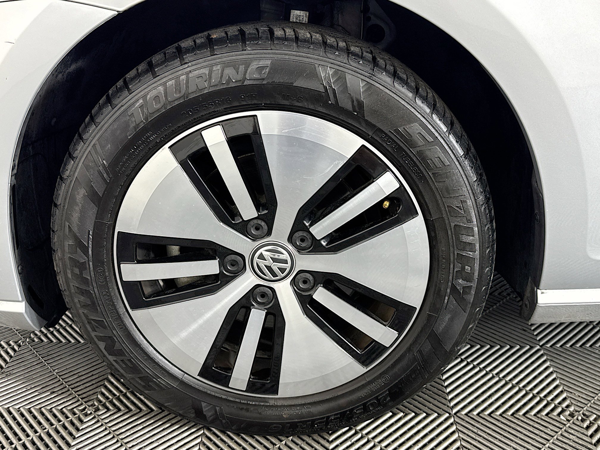 Used 2016 Volkswagen e-Golf SE w/ DC Fast Charging Package image 43