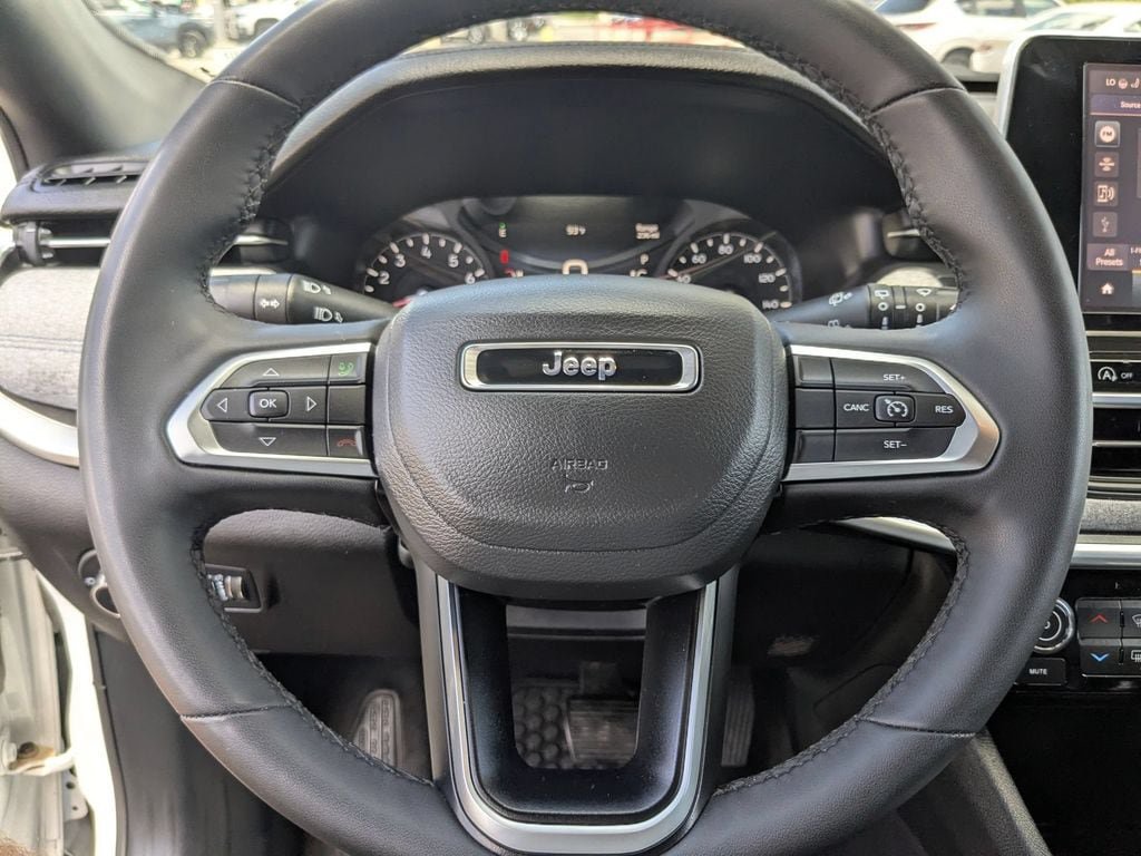 Used 2025 Jeep Compass Latitude w/ Sun & Sound Group AWD/4WD image 16