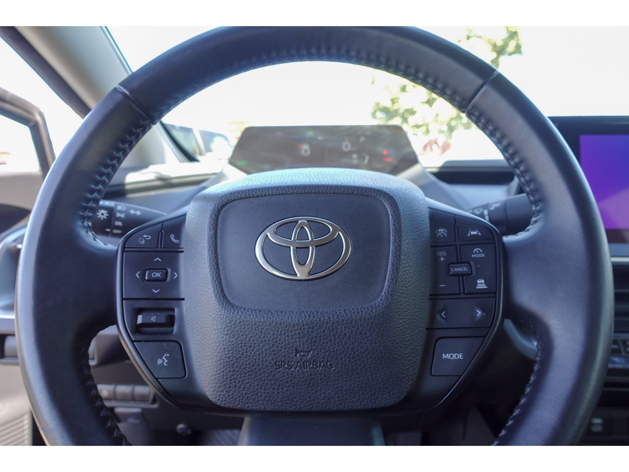Used 2024 Toyota Prius LE FWD image 12