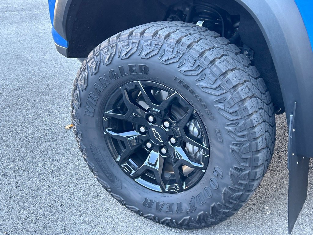 Used 2025 Chevrolet Colorado ZR2 w/ Midnight Edition AWD/4WD image 43