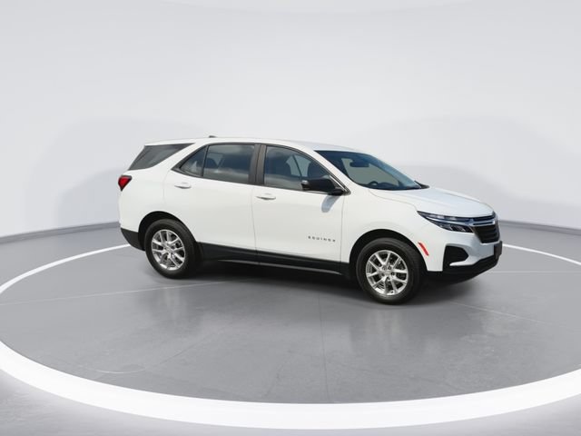 Used 2024 Chevrolet Equinox LS w/ Driver Confidence II Package AWD/4WD image 2