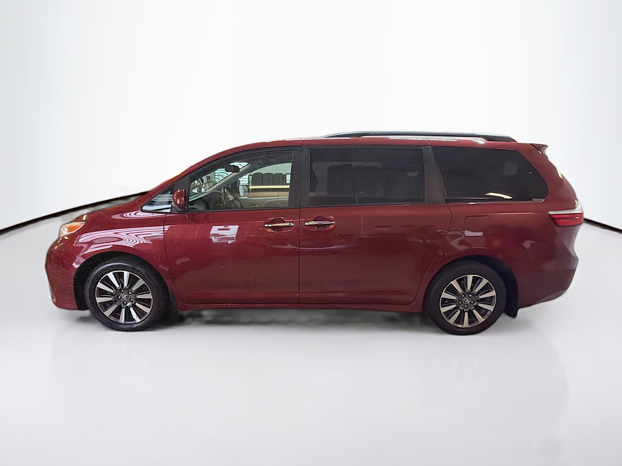 Used 2019 Toyota Sienna XLE image 4