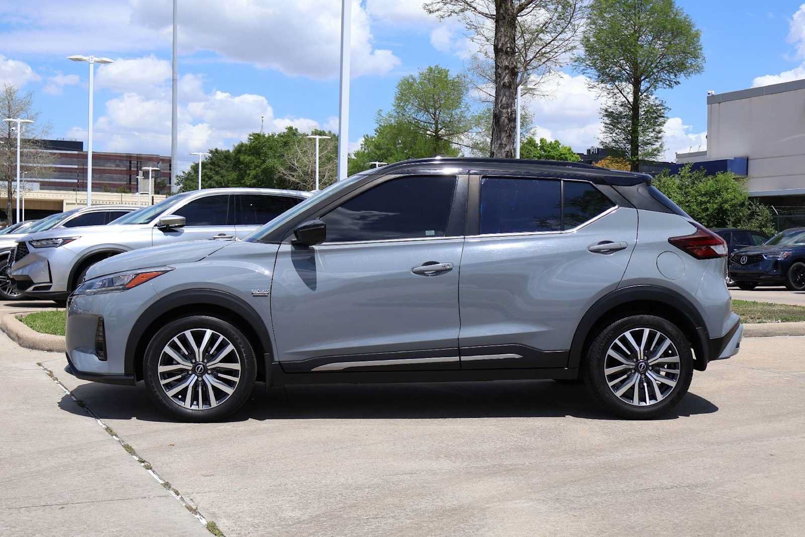 Used 2023 Nissan Kicks SR w/ SR Premium Package FWD image 3