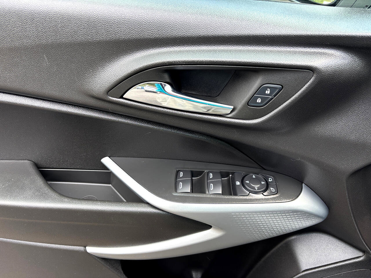 Used 2025 Chevrolet Trax LS image 7