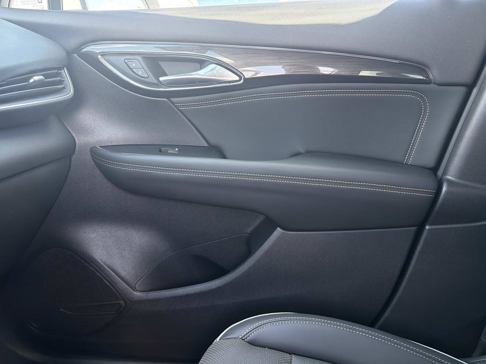 Used 2023 Buick Envision Essence image 22