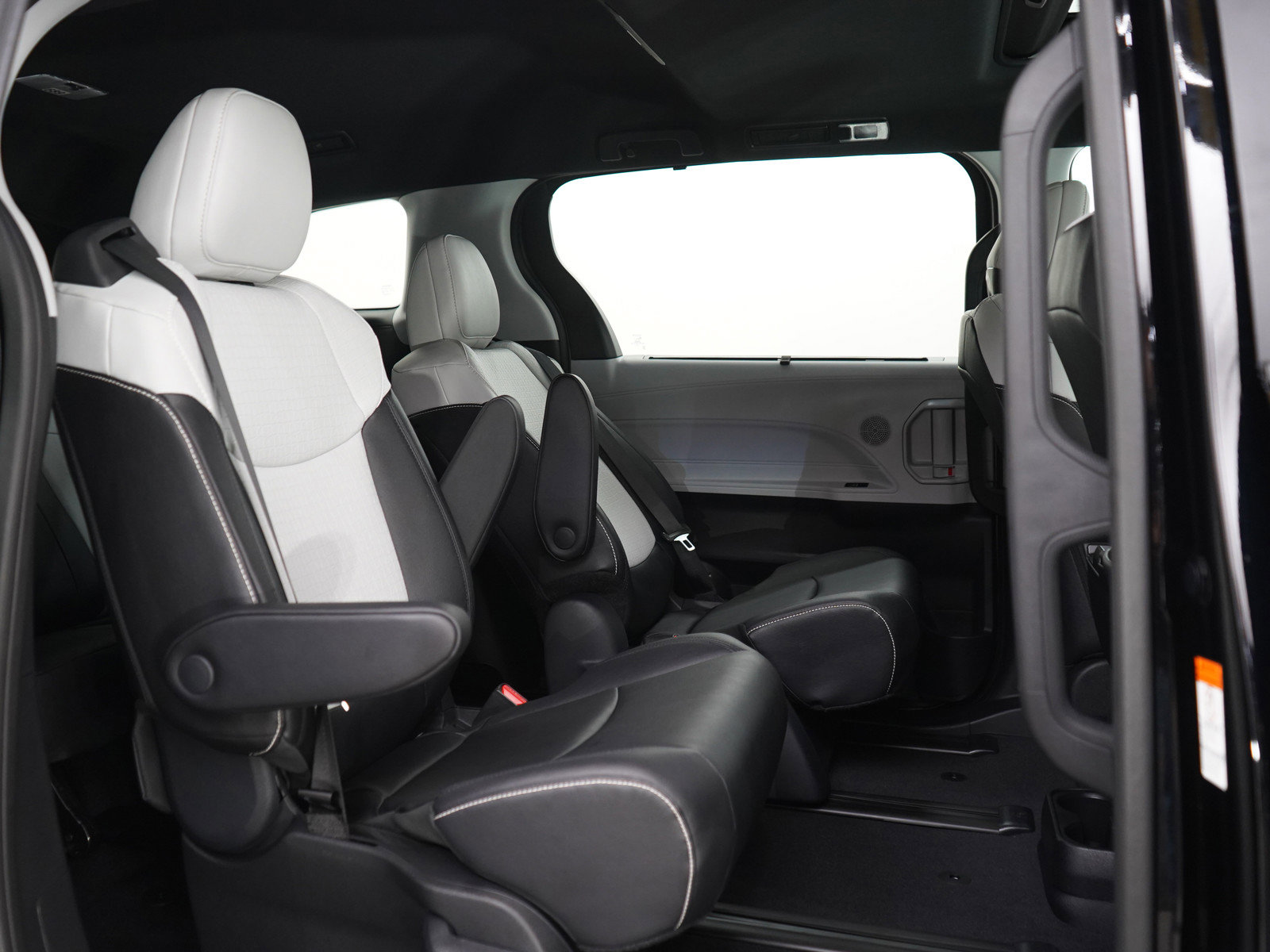 Used 2025 Toyota Sienna LE AWD/4WD image 13
