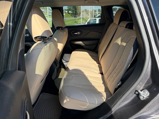 Used 2019 Jeep Cherokee Latitude Plus w/ Cold Weather Group AWD/4WD image 15