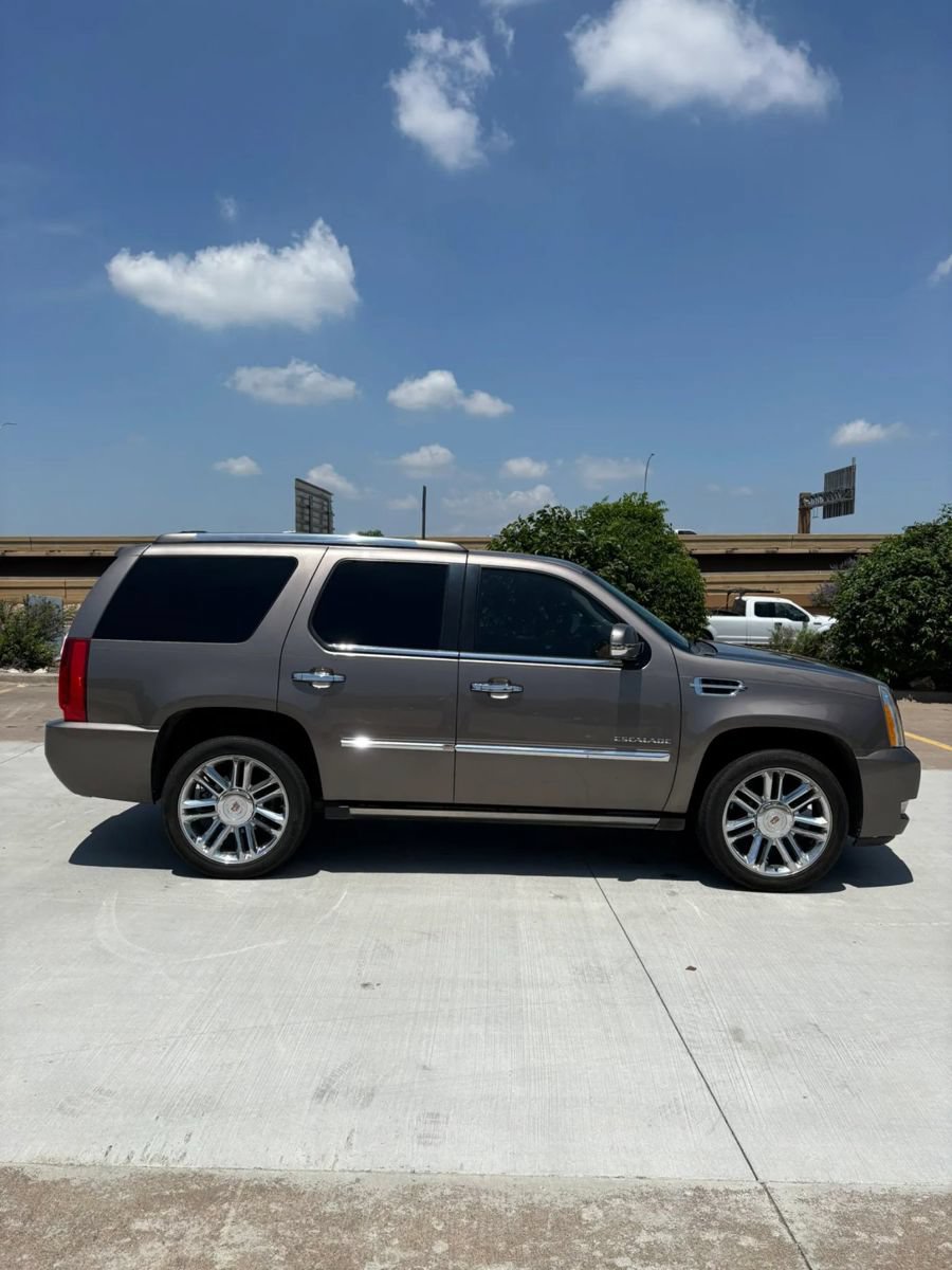 Used 2014 Cadillac Escalade Platinum RWD image 2