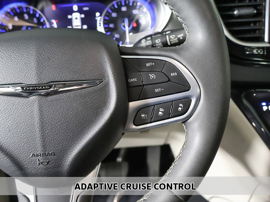 Used 2023 Chrysler Pacifica Touring-L FWD image 3