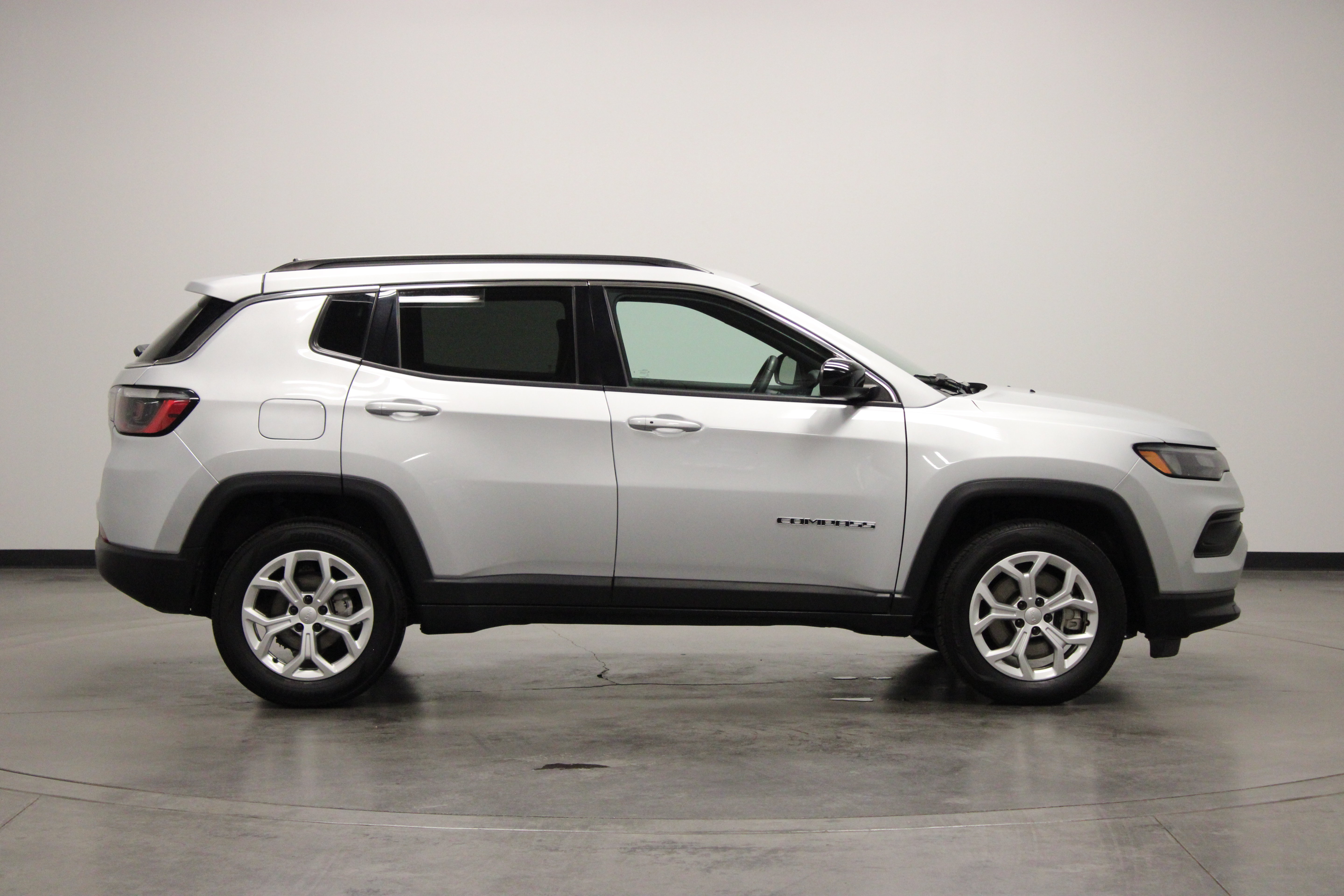 Used 2024 Jeep Compass Latitude AWD/4WD image 9