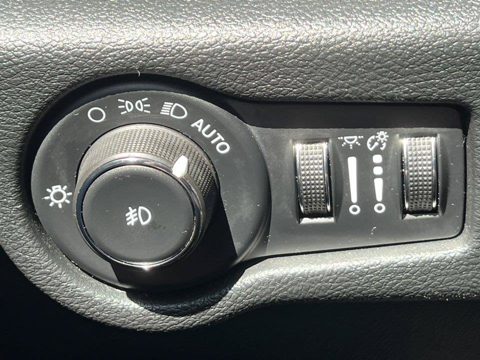 Used 2026 Chrysler Pacifica Select FWD image 18