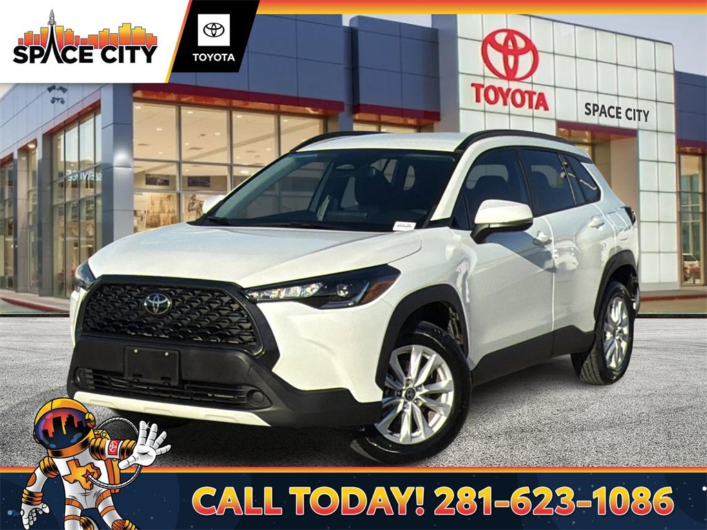 Used 2023 Toyota Corolla Cross LE image 1