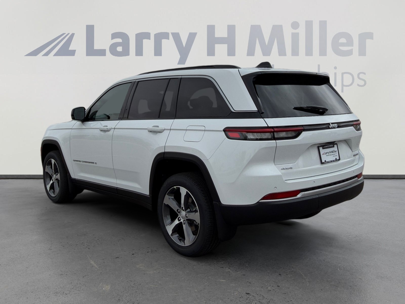 New 2026 Jeep Grand Cherokee Limited w/ Trailer Tow Package AWD/4WD image 4