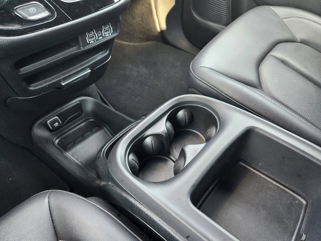 Used 2025 Chrysler Pacifica Select image 23