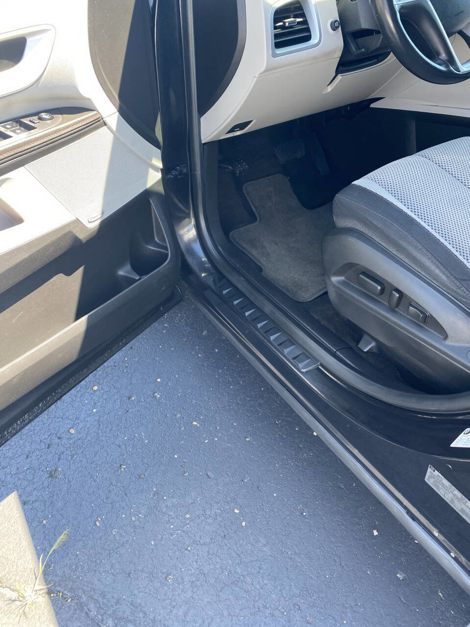 Used 2010 Chevrolet Equinox LT w/ Chrome Appearance Package image 5