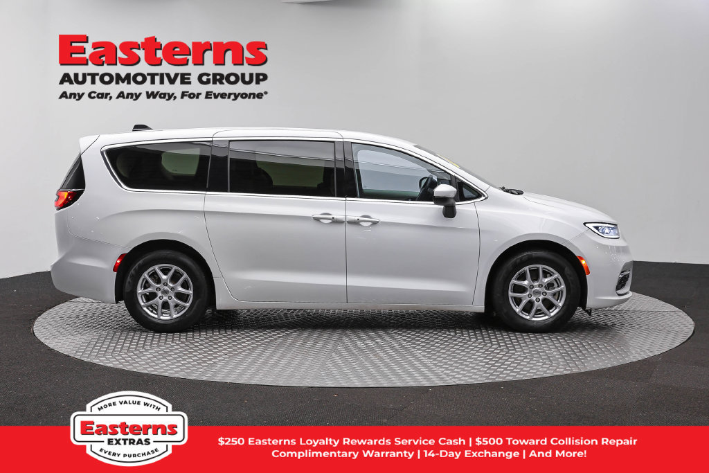 Used 2023 Chrysler Pacifica Touring-L FWD image 5