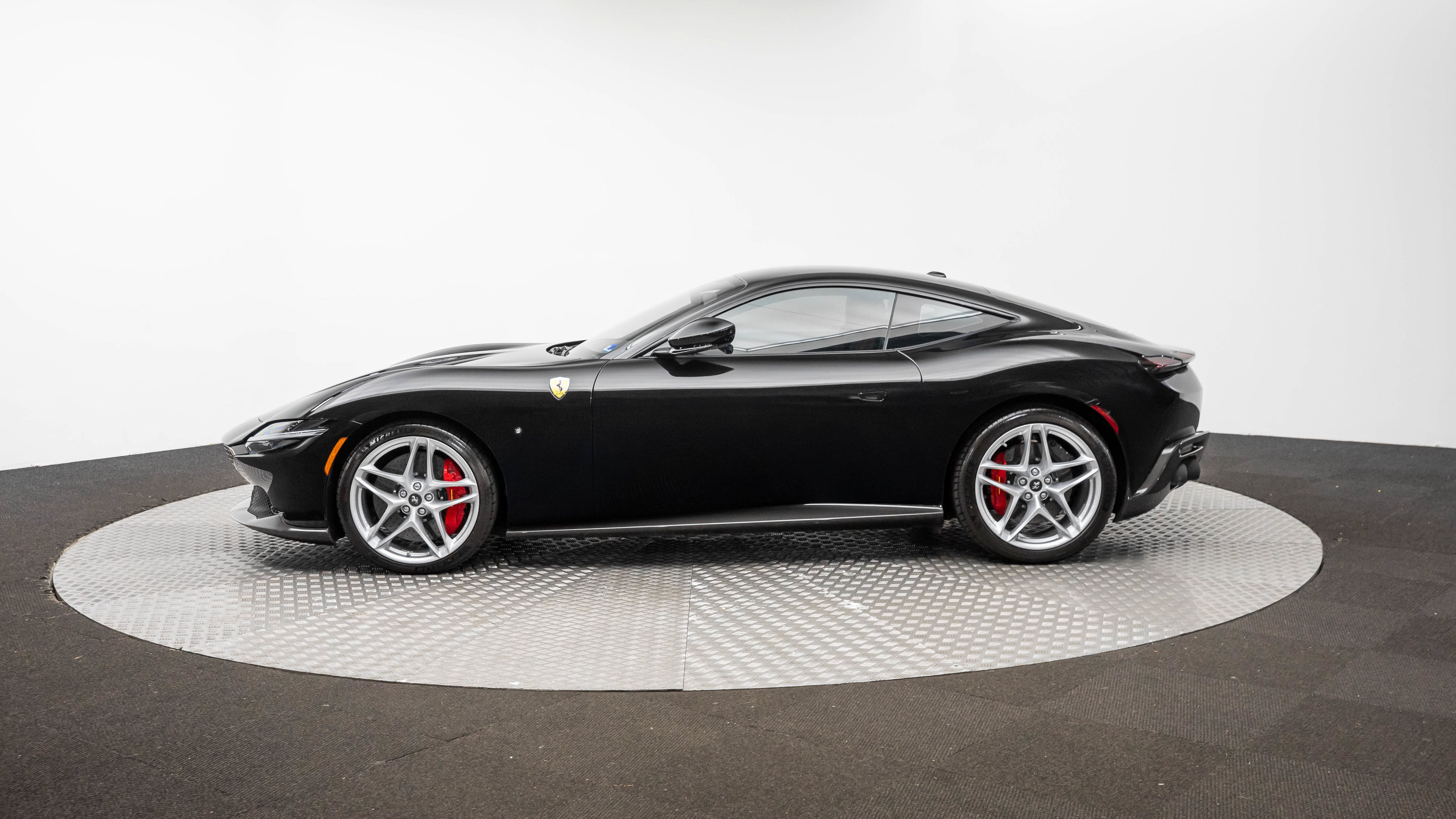 Used 2021 Ferrari Roma RWD image 2