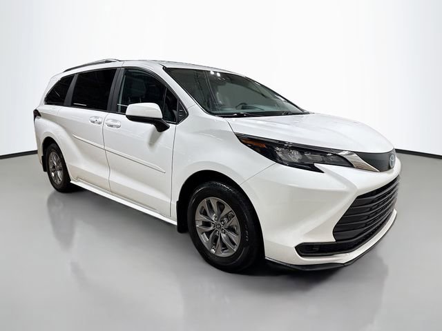 Used 2025 Toyota Sienna LE image 5
