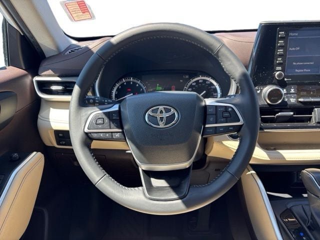 Used 2022 Toyota Highlander XLE AWD/4WD image 16