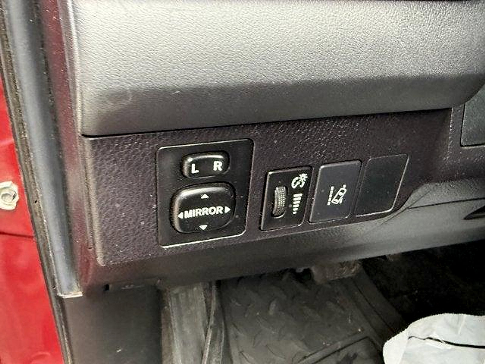 Used 2018 Toyota RAV4 LE FWD image 9