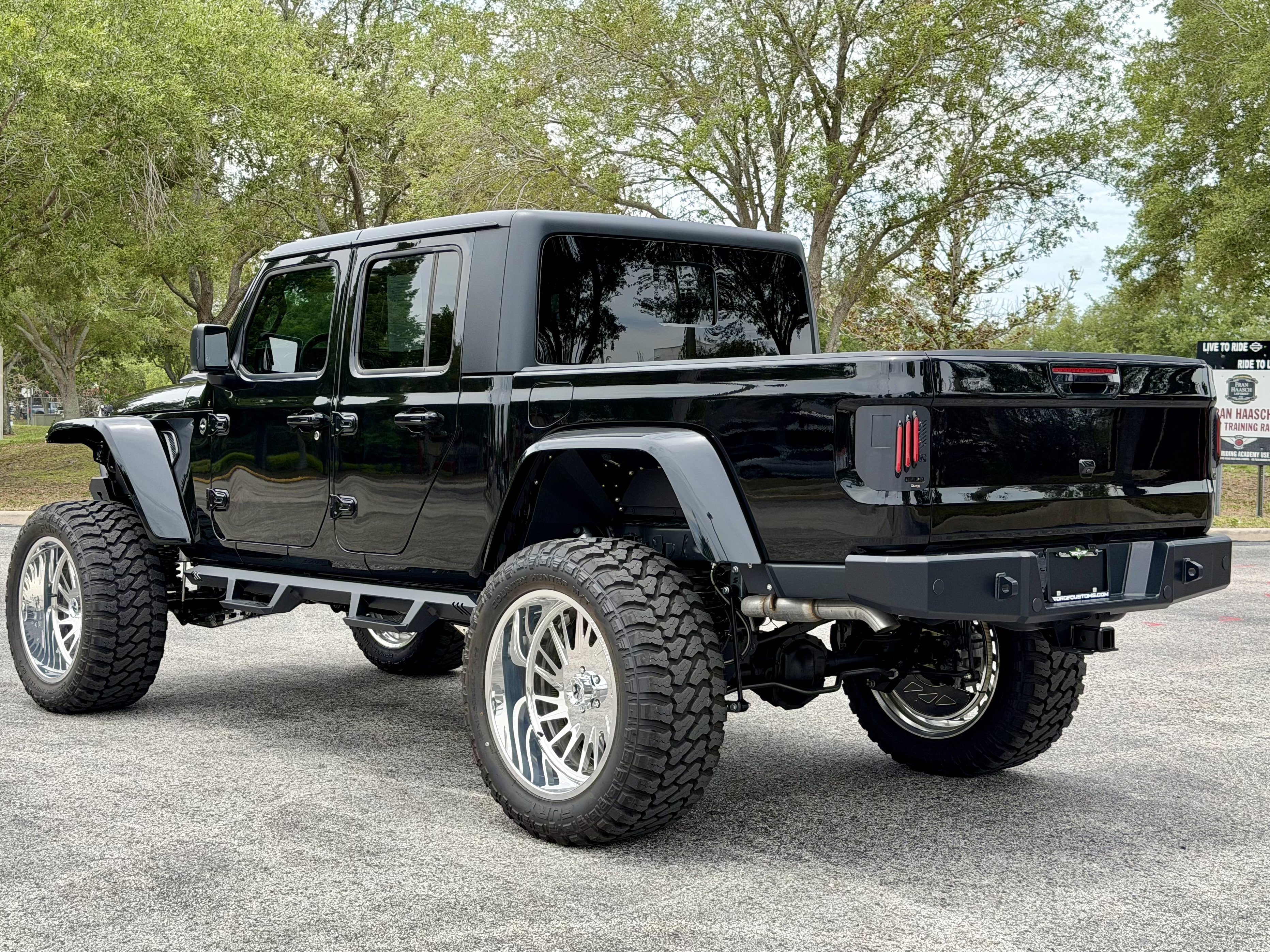 Used 2024 Jeep Gladiator Sport AWD/4WD image 3