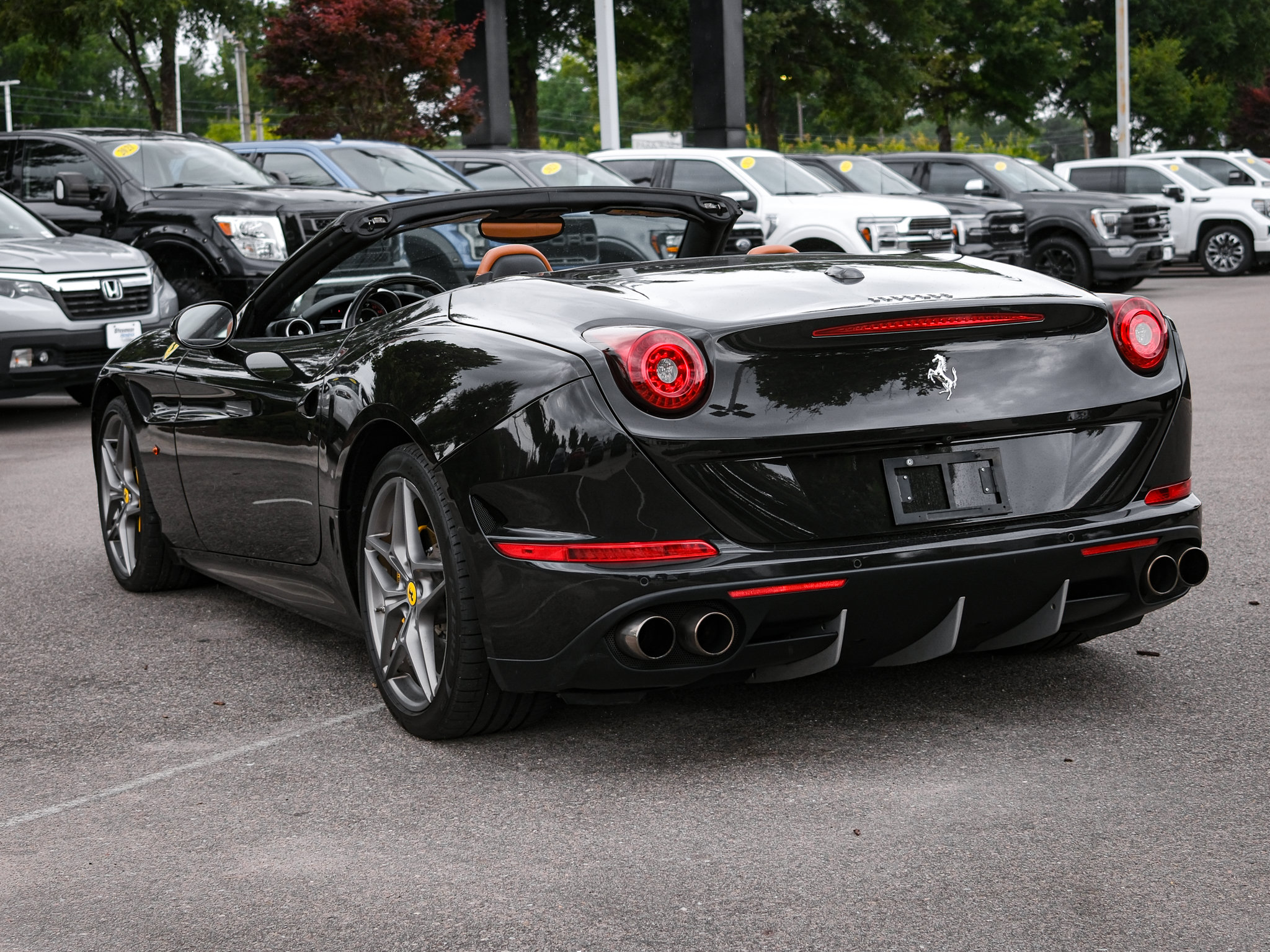 Used 2017 Ferrari California T RWD image 8
