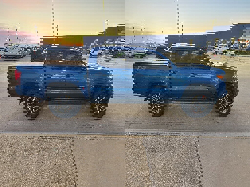 Used 2017 Toyota Tacoma TRD Sport image 5