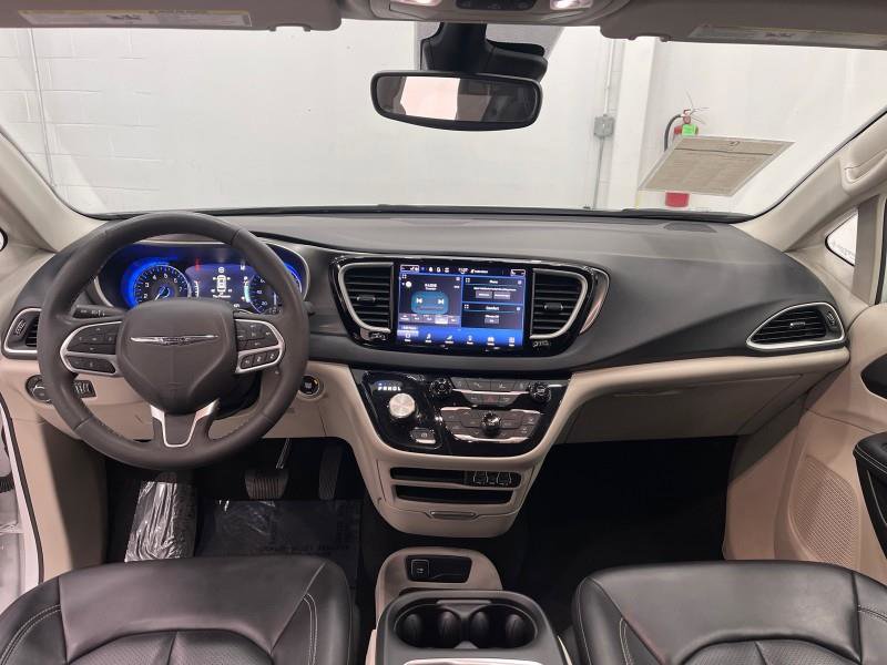 Used 2023 Chrysler Pacifica Touring-L image 37