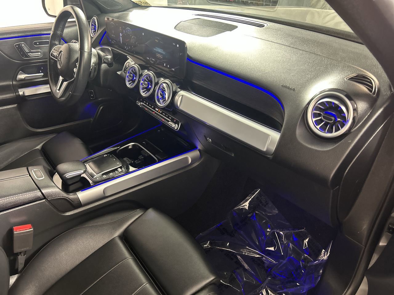 Used 2023 Mercedes-Benz GLB 250 w/ Premium Package image 26