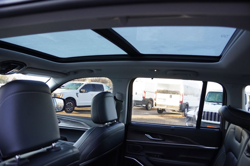 Used 2023 Jeep Grand Cherokee 30th Anniversary image 19