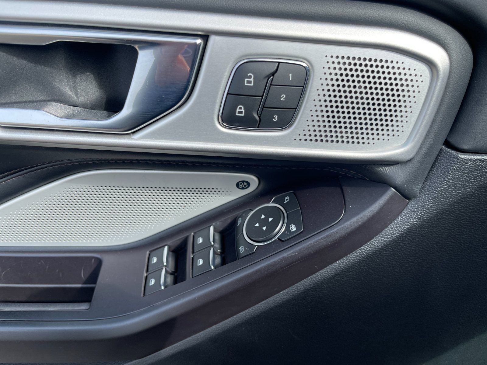 Used 2020 Ford Explorer Platinum w/ Premium Technology Package image 12