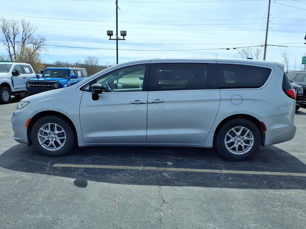 Used 2024 Chrysler Pacifica Touring-L image 5
