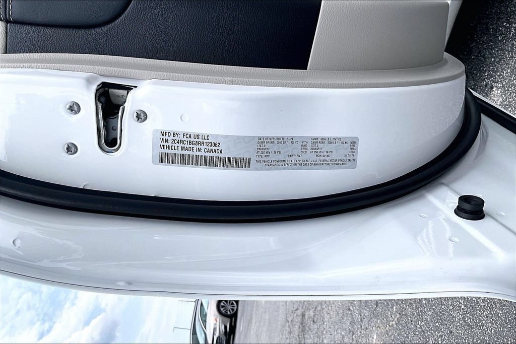 Used 2024 Chrysler Pacifica Touring-L FWD image 19