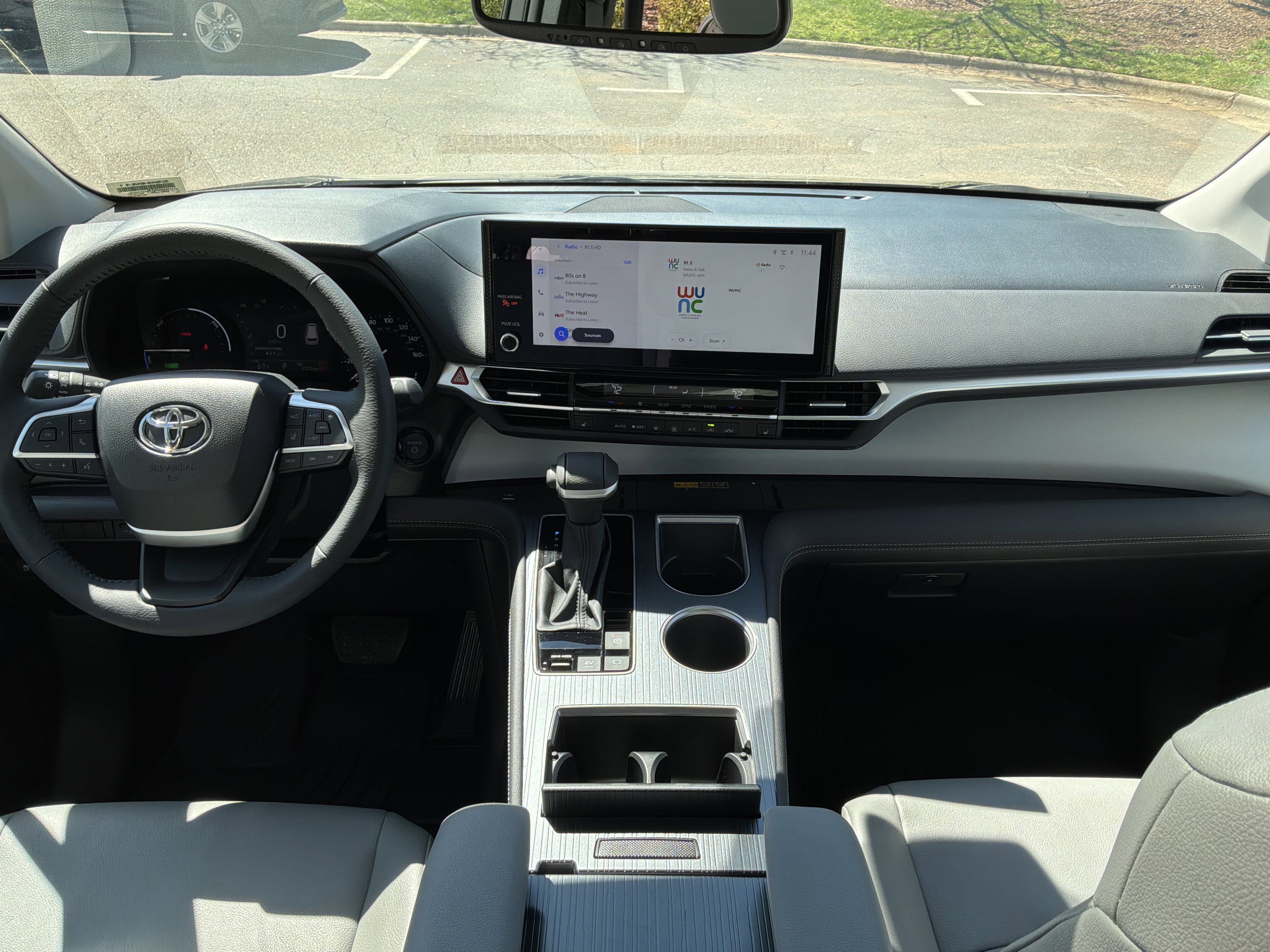 Used 2025 Toyota Sienna XLE image 30